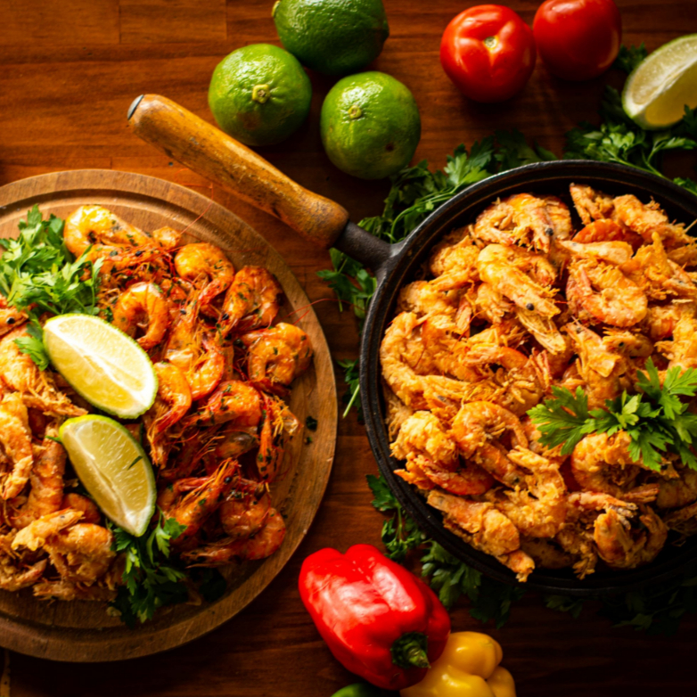 1 kg de camarão in natura, feito metade empanada e metade alho e óleo. Com casca e cabeça, Seu peso final pode variar até 30%