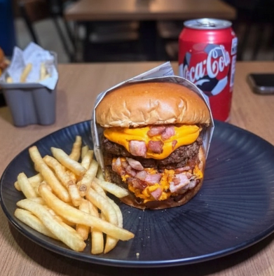 Qualquer burger duplo + batata média + refrigerante lata.