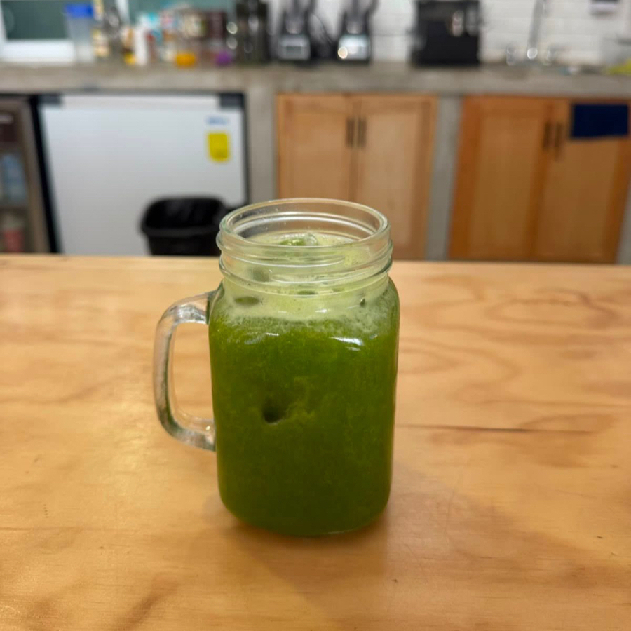 Detox (pepino, apio, piña, jengibre, limón)