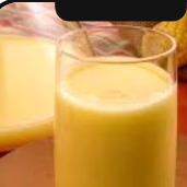 O suco de milho oferece múltiplos benefícios, como o auxílio na digestão por sua riqueza em fibras, a melhora da saúde ocular devido às vitaminas A e aos antioxidantes luteína e zeaxantina, e o fortalecimento do sistema imunológico através das vitaminas do complexo B. Além disso, fornece energia de forma gradual devido aos carboidratos complexos, ajuda a controlar a glicose e o colesterol no sangue, e combate o envelhecimento precoce.