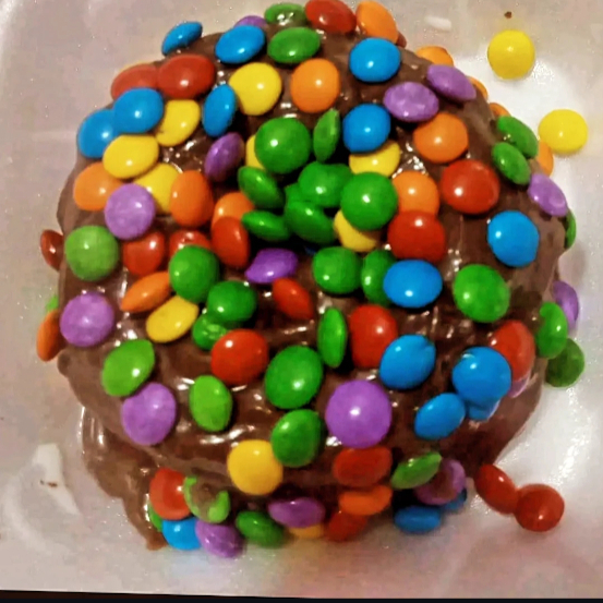 Bolo de chocolate, brigadeiro e confetti.