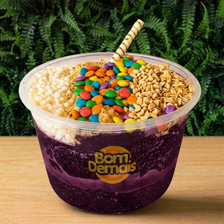 Para os verdadeiros fãs de açaí e sorvete: um copo gigante para matar a vontade de vez! Com 3 toppings grátis, é a escolha perfeita para compartilhar ou se jogar sem culpa. Não enviamos complementos separados --- Serve 2 pessoas ---