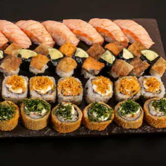 10 niguiri de salmão flambado 10 niguiri skin 10 uramaki filadélfia 10 hot roll com couve crispy Serve 2 pessoas