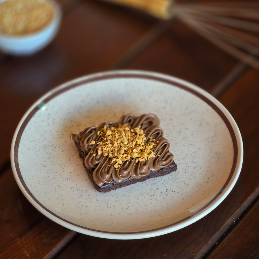 Textura é tudo! A cremosidade da avelã encontrou o pedacinho de felicidade que é a paçoca. Uma explosão de sabor em cada mordida.