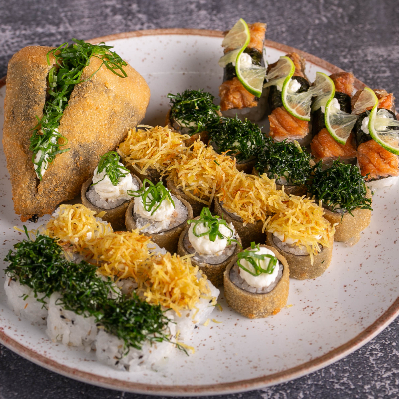 1 temaki de salmão grelhado 4 hot couve cryspe 4 hot batata cryspe 4 hot creme 4 niguiri skin 3 uramaki grelhado batata cryspe 3 uramaki skin couve