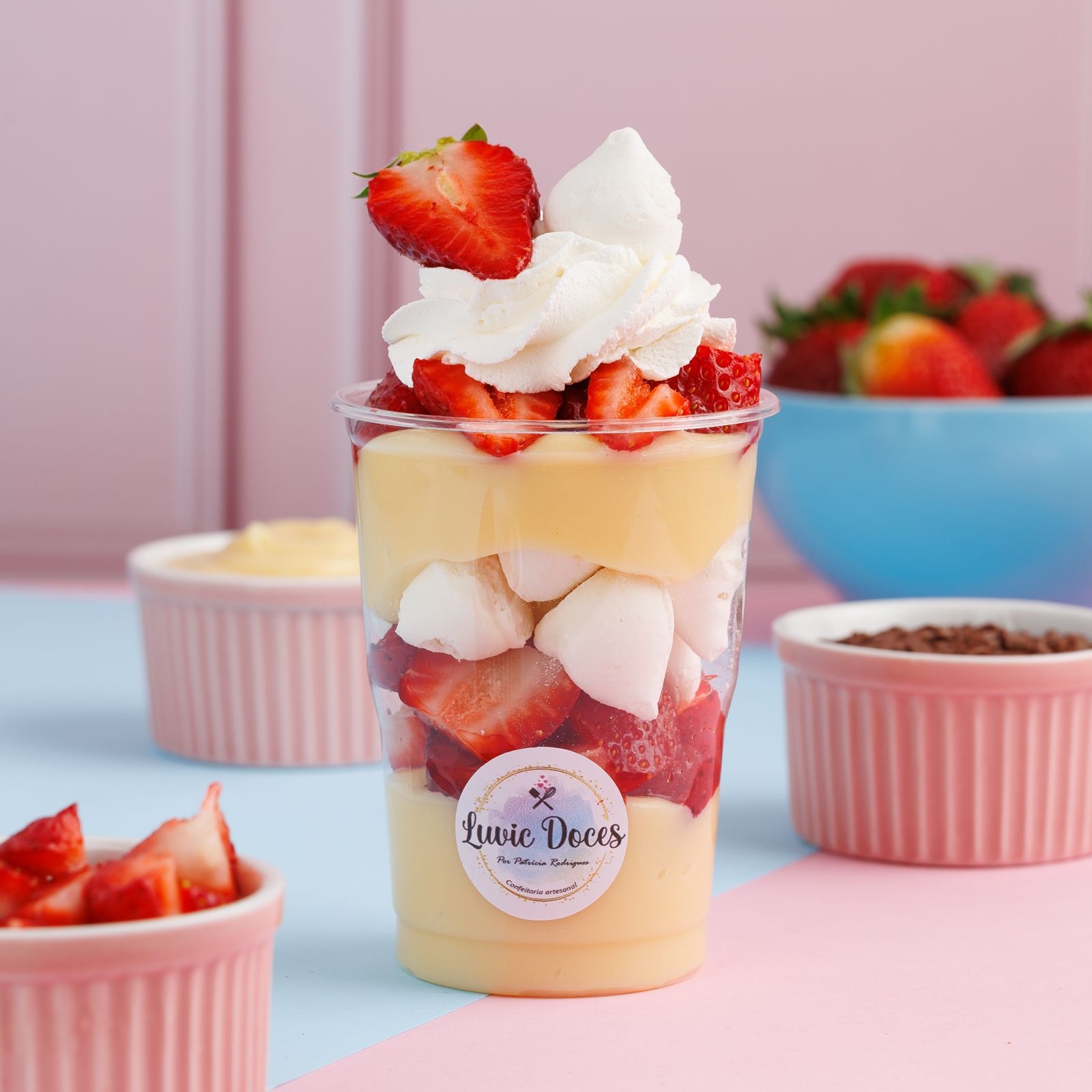 Uma deliciosa combinação de brigadeiro branco mega cremoso morangos frescos picados suspiro finalizado com chantinho delicioso e aveludado