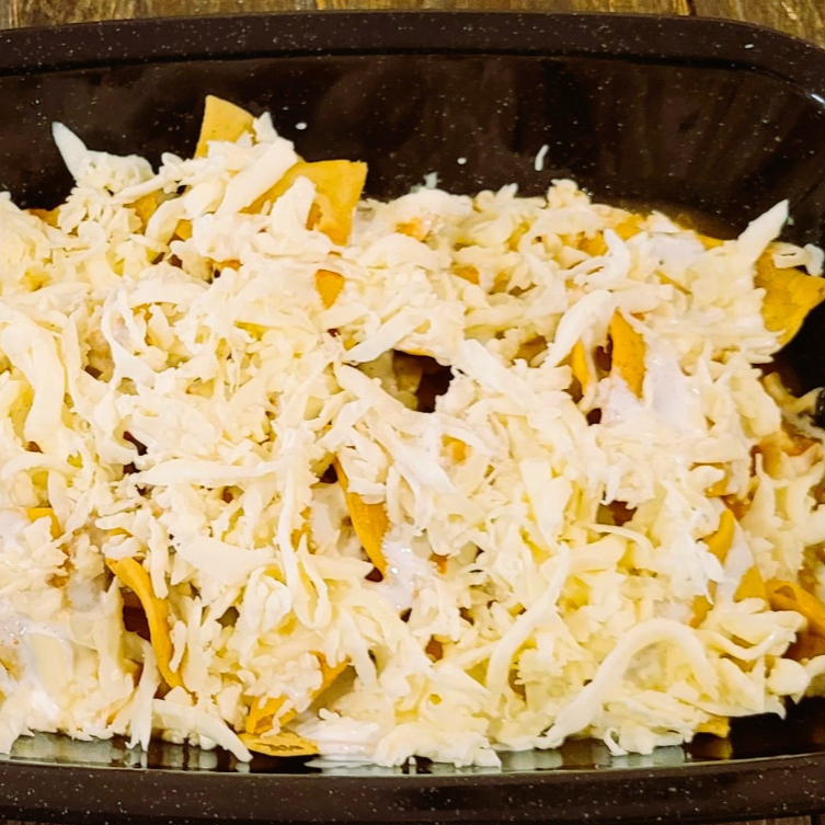 Chilaquiles con Queso y Agua de Sabor 500 Ml