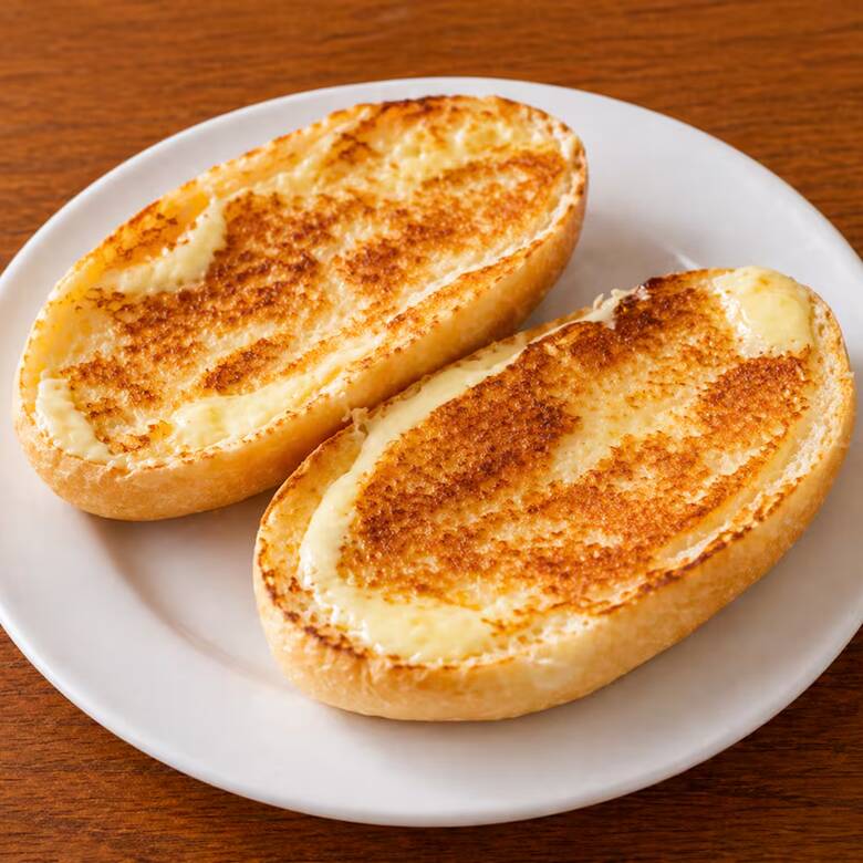 Pão francês fresquinho, tostado na chapa com manteiga e recheado com requeijão cremoso. Quentinho, crocante e irresistível!