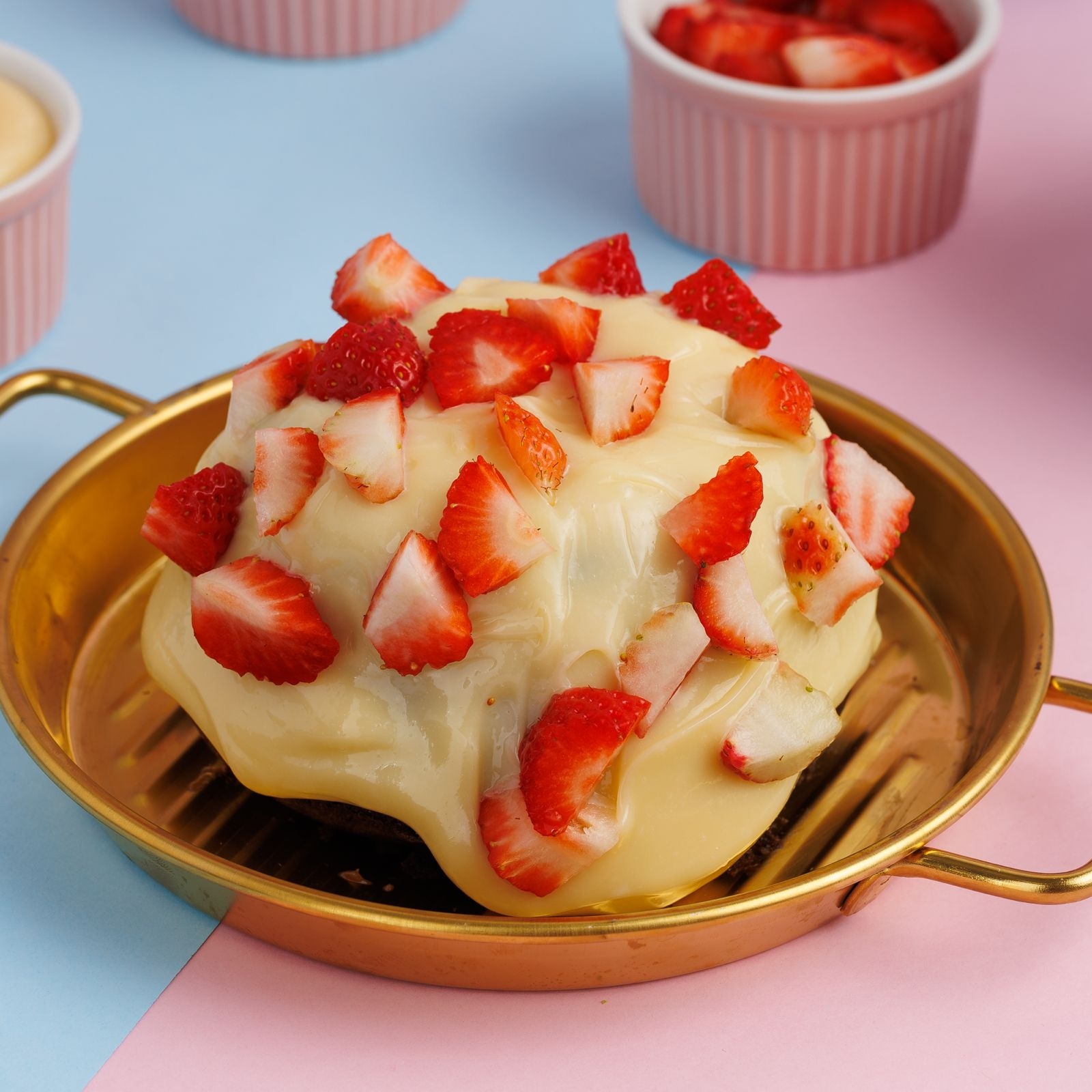 Massa de chocolate fofinha e molhadinha cobertura exageramente deliciosa de creme de leite em pó com morangos picados