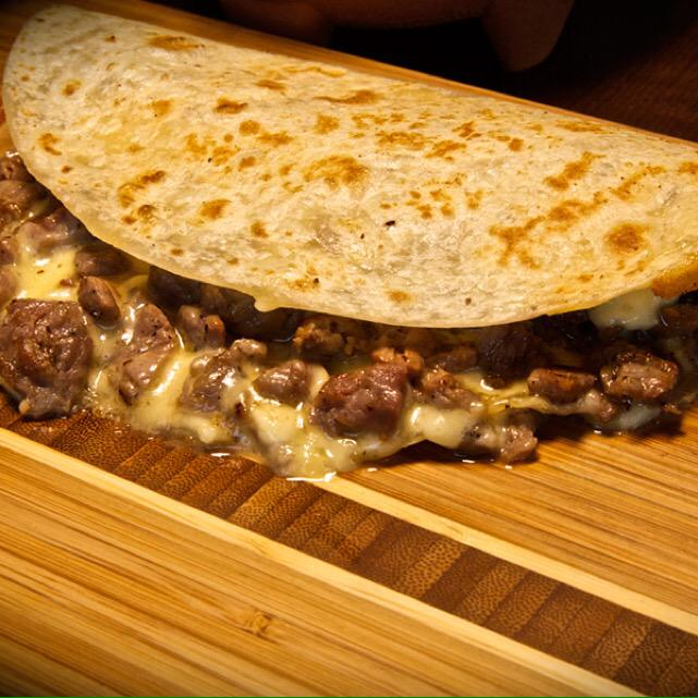 Mega Quesadilla Bandera + papas fritas