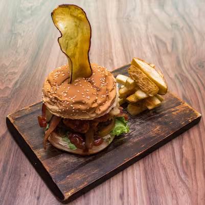 Pão de Gergelim, hambúrguer artesanal 120g cheddar, bacon, picles , crispins de cebola, tomate, alface e molho hot