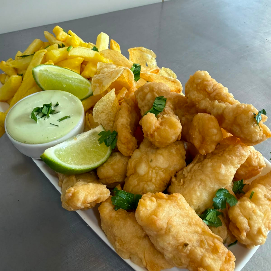 Isca de peixe , molho especial, fritas ou aipim
