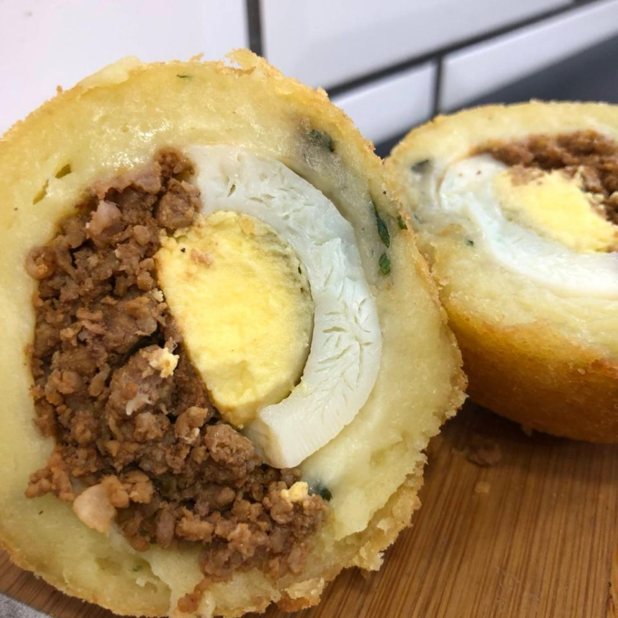 Ovo cozido envolto em carne moída temperada e empanada. Crocante, saboroso e muito bem recheado.