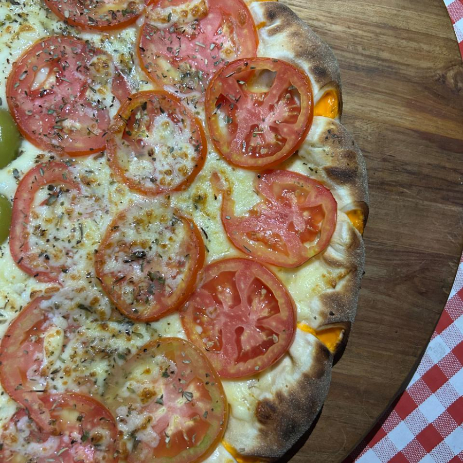 Massa, molho, muçarela, tomate e óregano.