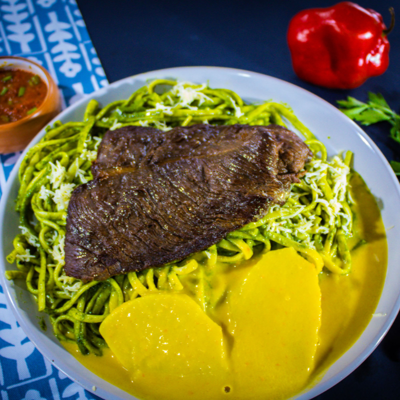 Tallarines Verdes con Bistec Flameado al Wok