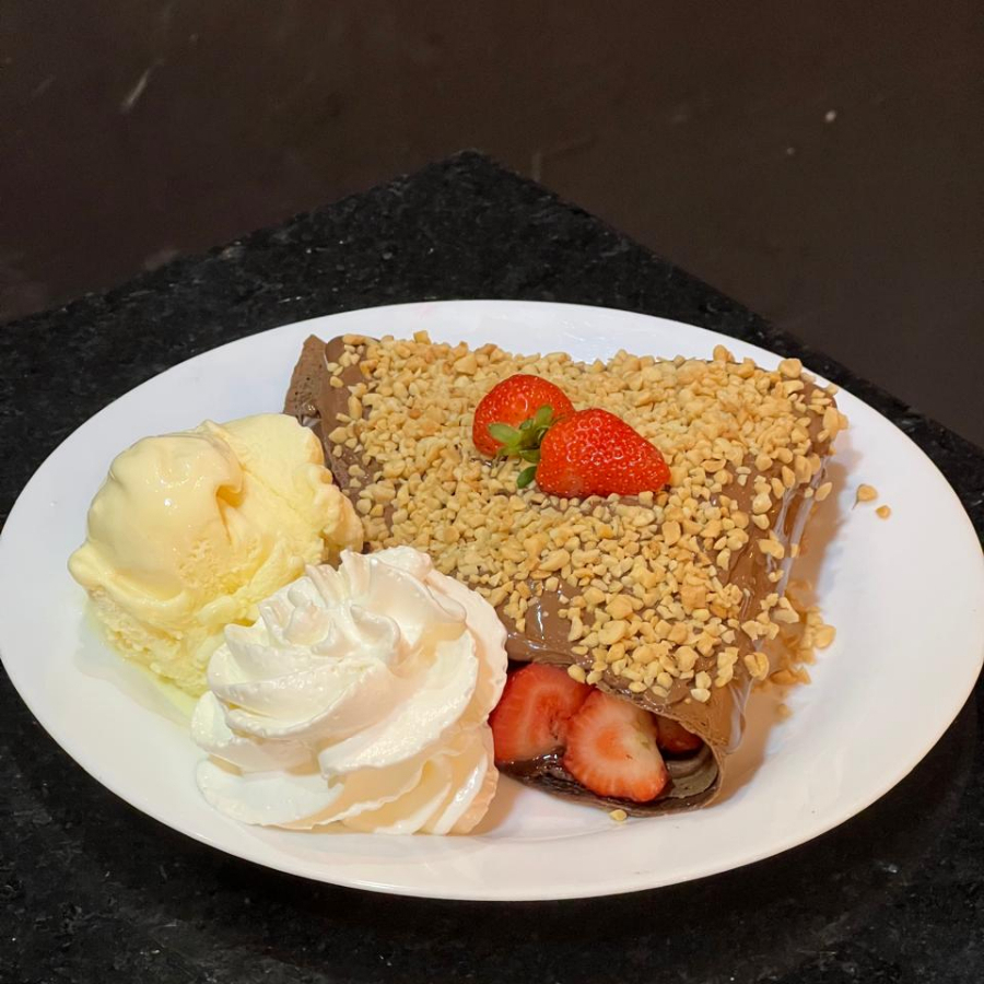 Nutella, morango, sorvete, chantilly e amendoim