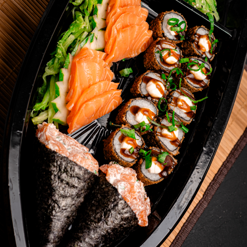 Combo composto por: Dois temakis, 10 hot e 6 fatias de Sashimi