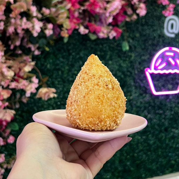 Nossa deliciosa coxinha crocante de massa de batata, com um generoso recheio de frango temperado.