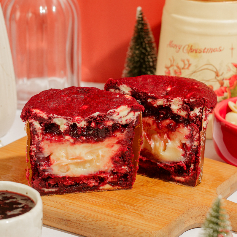 Nossa massa clássica do cookie de red velvet, com chocolare branco, rechado com um brigadeiro cremoso de cream cheese e uma geleia artesanal de frutas vermelhas.