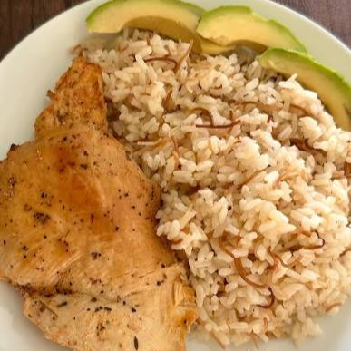 Arroz de Fideo con Pechuga a la Plancha