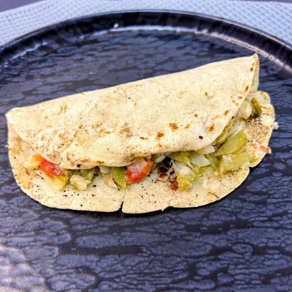 QUESADILLA DE PAPAS CON NOPALES