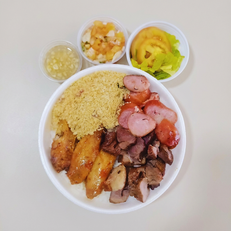 A Marmitex de Churrasco mais completa! Com seleção de carnes (Carne, Linguiça, Frango), Arroz Branco, Feijão Carioca, Farofa Temperada, Salada, Vinagrete Fresco e o cremoso Molho de Alho