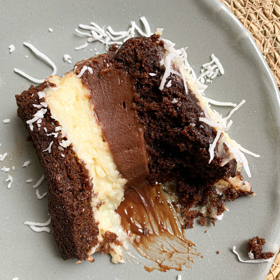 Massa de cacau, com calda de chocolate, cocada cremosa e trufa de chocolate. Aprox 150gMassa de cacau, com calda de chocolate, cocada cremosa e trufa de chocolate. Aprox 150g