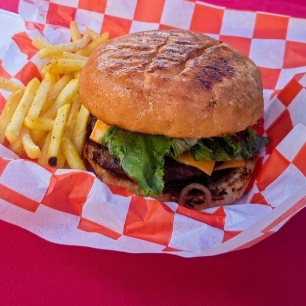 Hamburguesa Clásica con Papas a la Francesa.