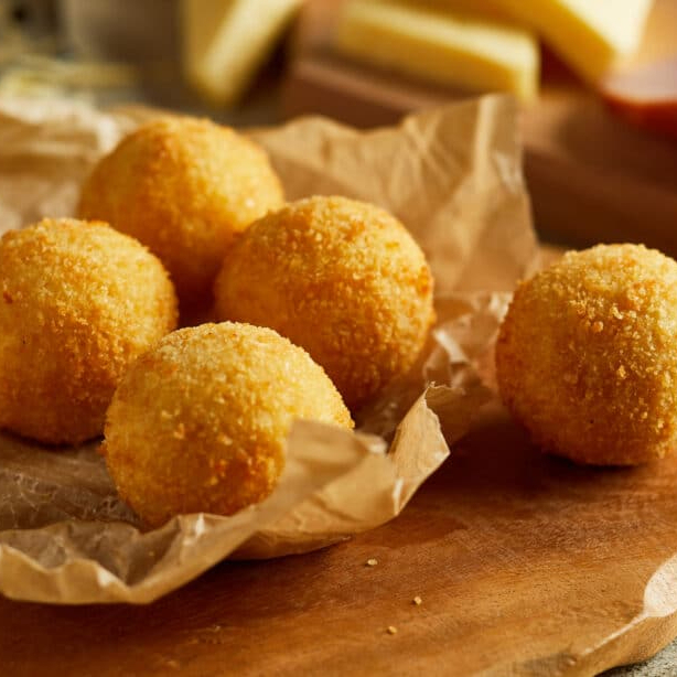 Bolinha de 4 queijo super saborosa e recheada, impossivel parar de comer de tão saboroso.