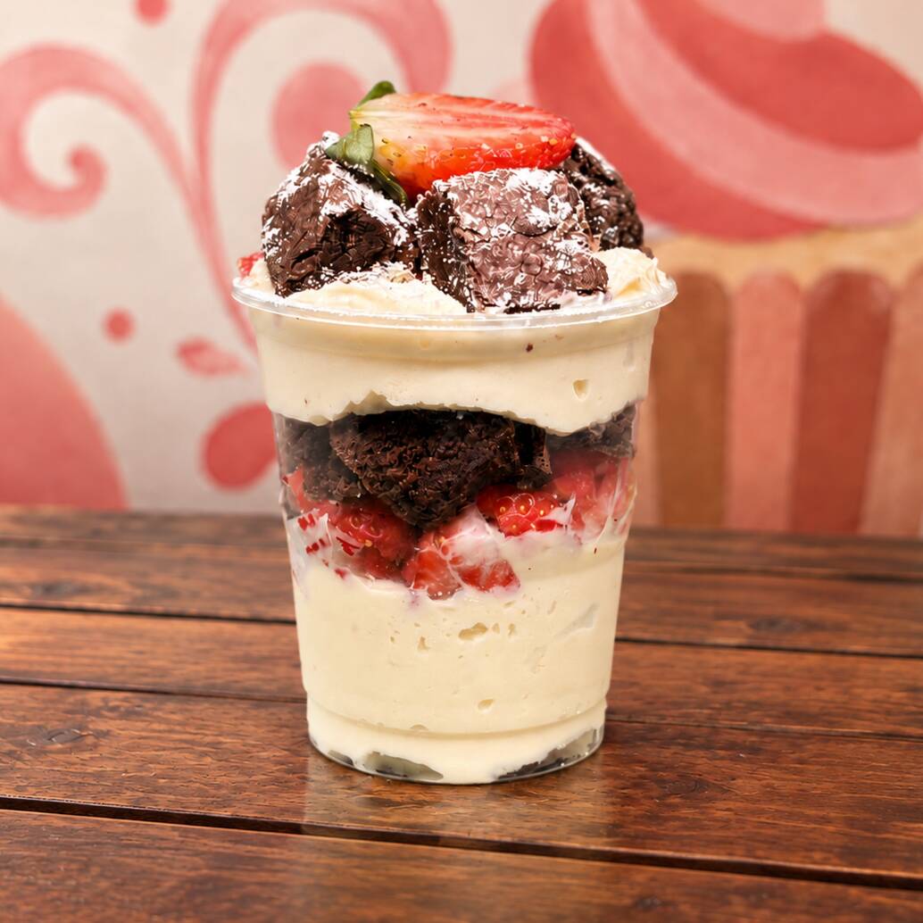 Uma sobremesa irresistível que combina frescor e doçura! Nosso Copo da Felicidade é recheado com Ninho cremoso, pedaços frescos de morango e um brownie extremamente macio, proporcionando uma explosão de sabores e texturas. Finalizado com uma camada de leite em pó, essa delícia é perfeita para quem busca um doce equilibrado. Ideal para qualquer momento em que você precise de uma dose extra de felicidade!