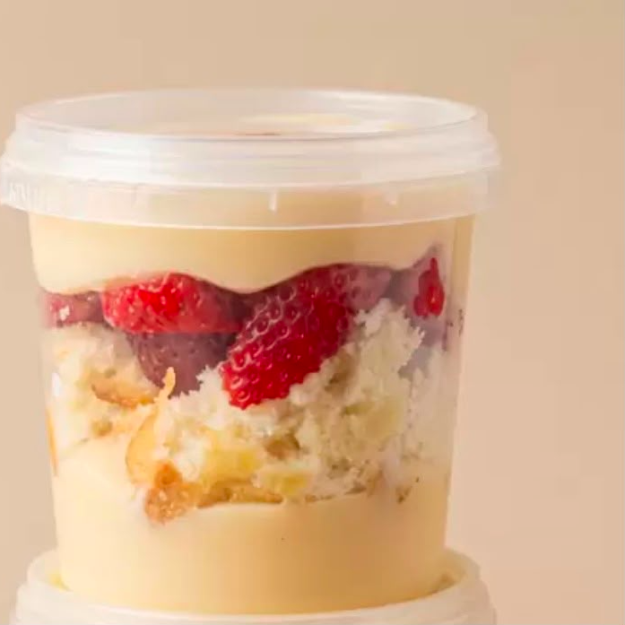 Recheio de Ninho cremoso,bolo de baunilha, morango fresco um sabor irresistível .
