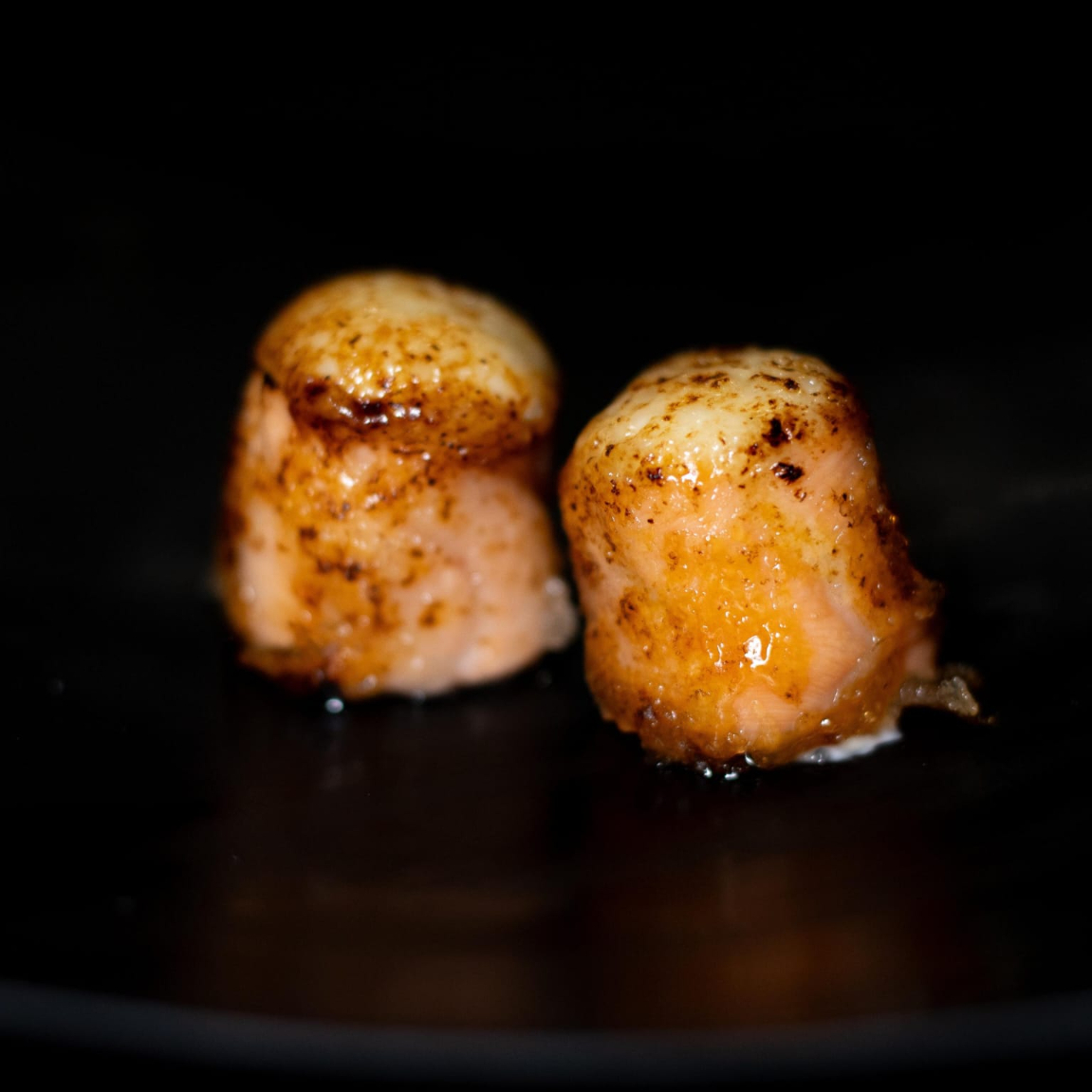Salmão recheado com cream cheese, caramelizado. Atenção, não acompanha molho.