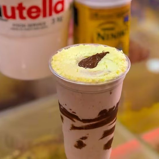 Copo generoso de milk shake feito com Nutella pura e sorvete cremoso.