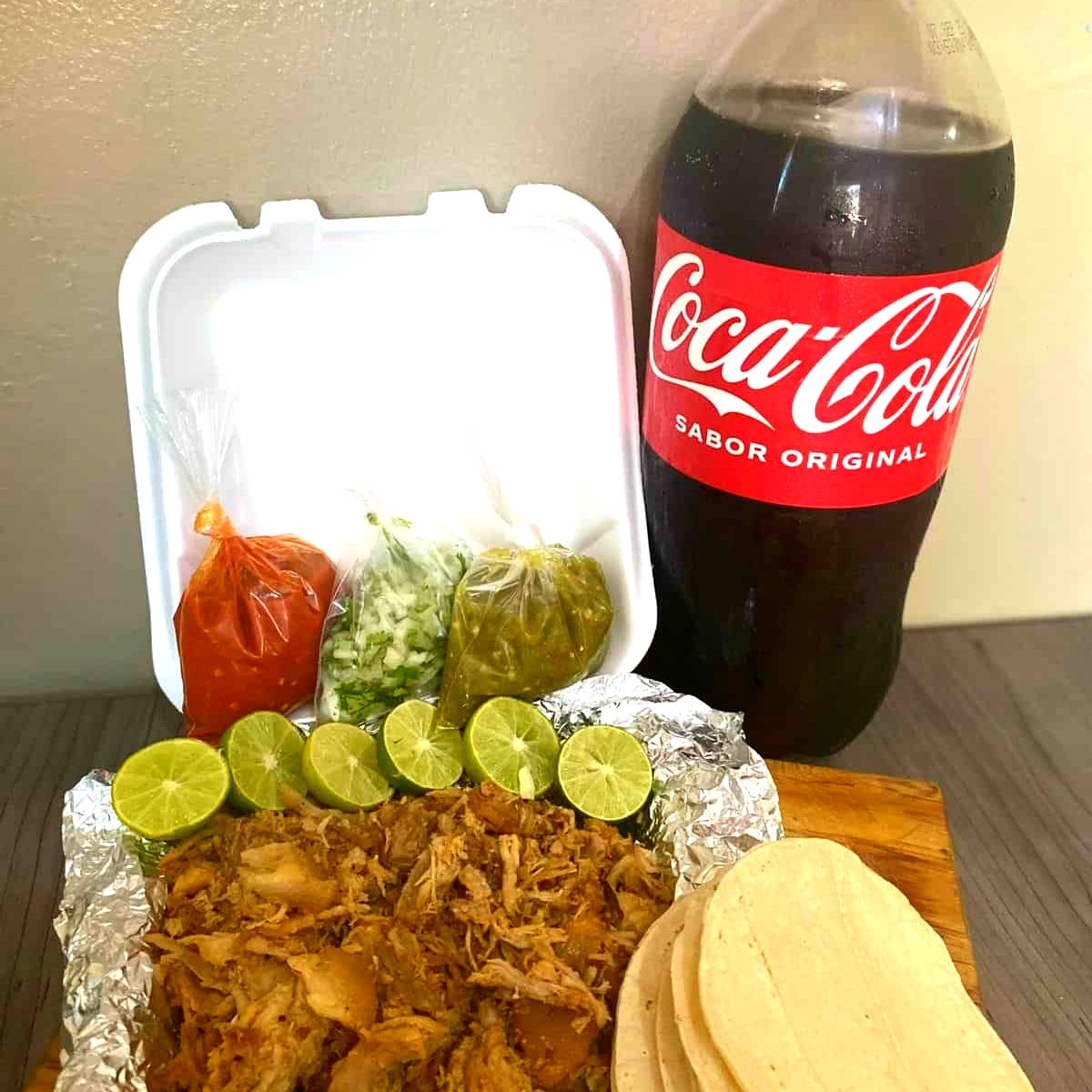 ½ de carnitas + Coca 2.5