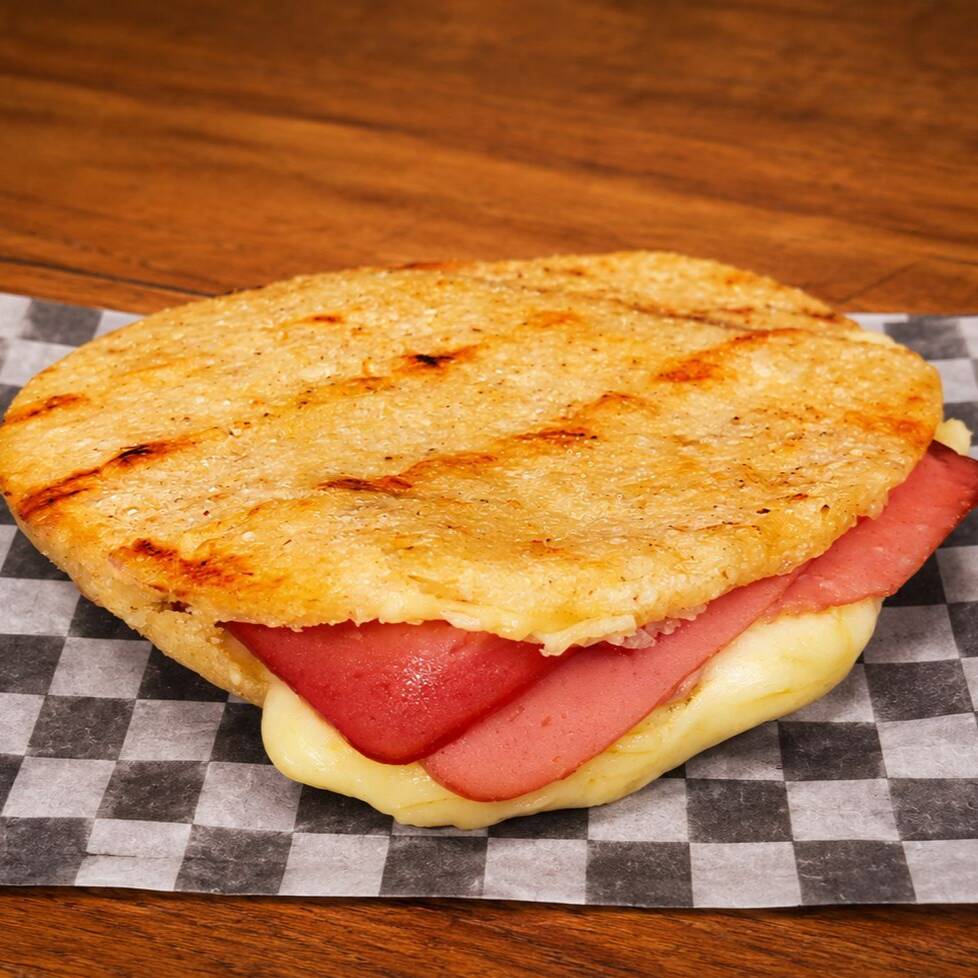Arepa Sencilla de Jamón y Queso