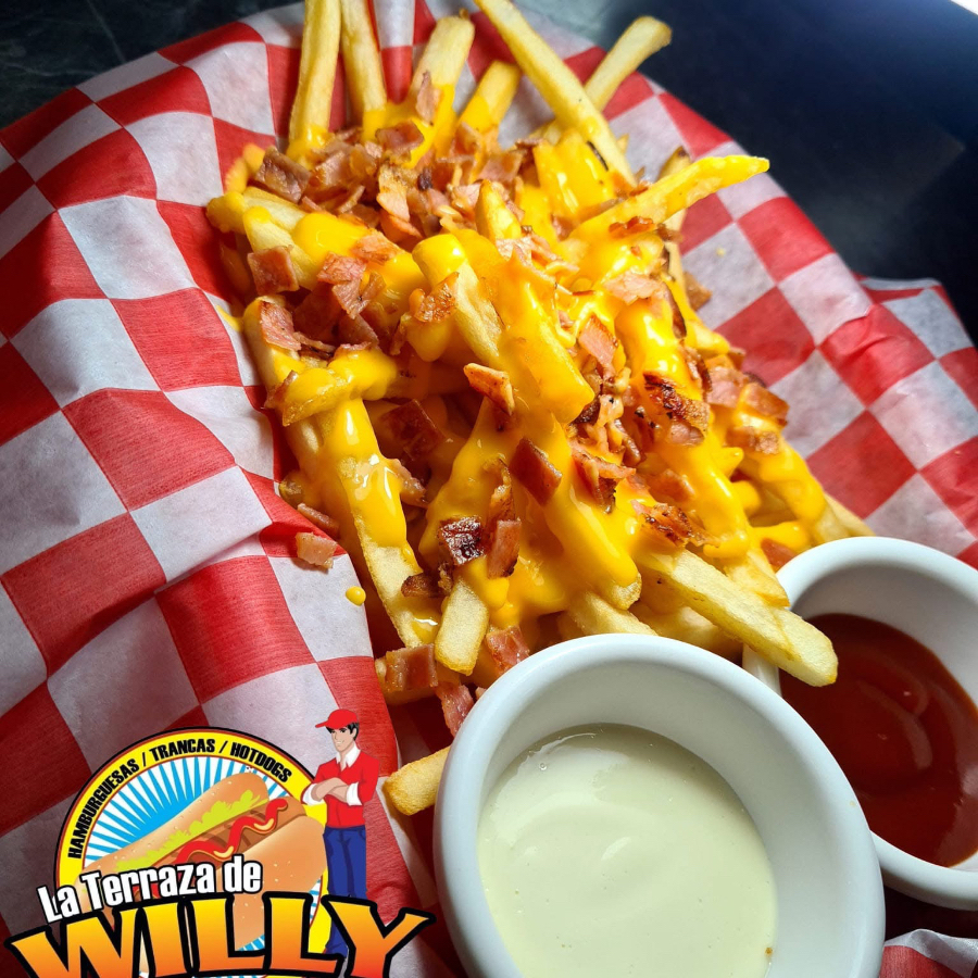 Papas a la francesa con queso cheddar y trocitos de tocino