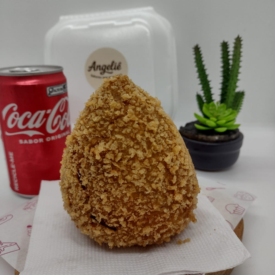 Nossa Super Coxinha é daquelas que impressionam no tamanho e conquistam no sabor 😍 Massa macia, dourada no ponto certo, recheada com frango bem temperado e MUITO Catupiry cremoso. É grande, é generosa e vale por uma refeição. 💥