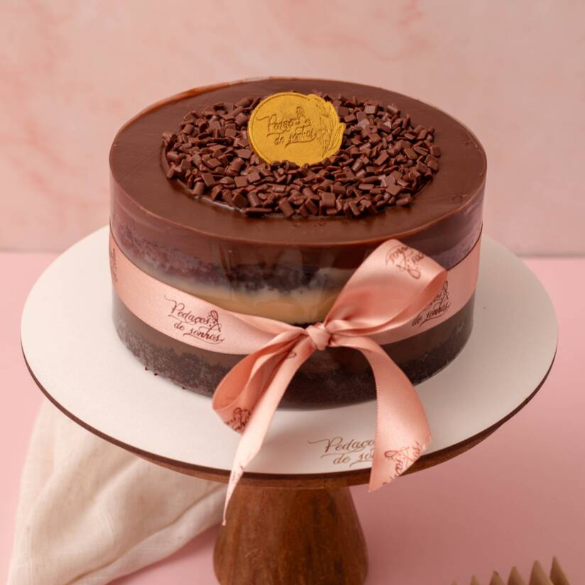 Massa de pão de ló de chocolate, recheio de Brigadeiro ao leite e Brigadeiro branco. Aprox. 1kg