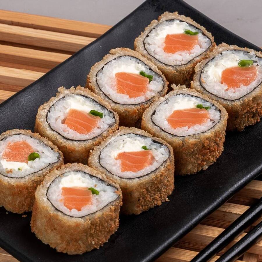 Roll empanado com salmão, cream cheese e cebolinha. (8 und).