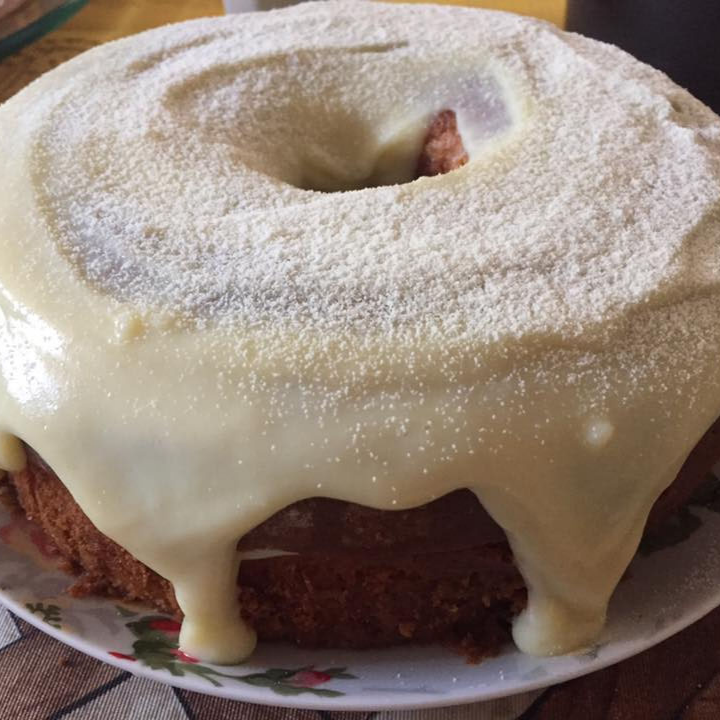 Bolo de baunilha com cobertura de brigadeiro de ninho. 400g