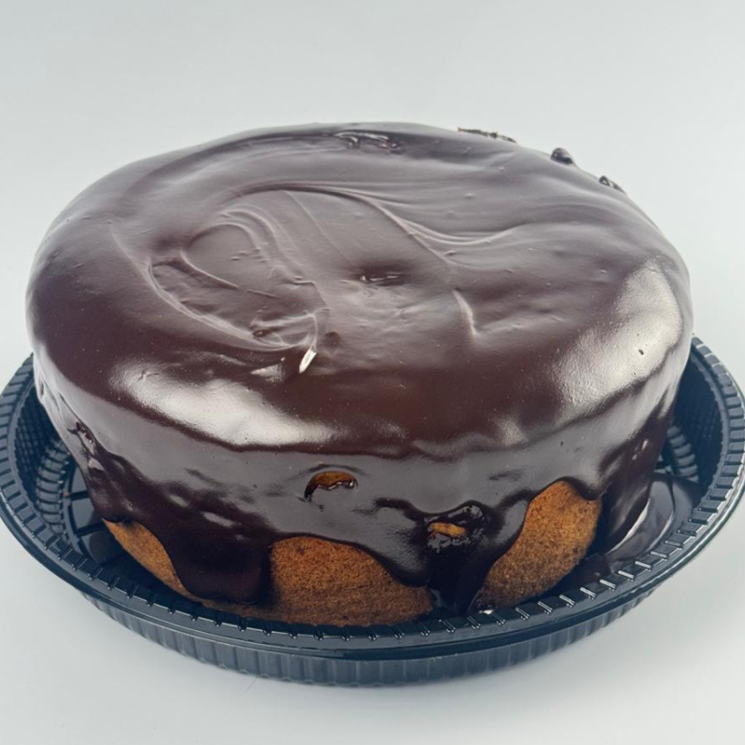 SERVE EM MEDIA 8 A 10 PESSOAS.....MASSA SABOR CENOURA COBERTO SO POR CIMA COM A CALDA DE CHOCOLATE 50% CACAU.