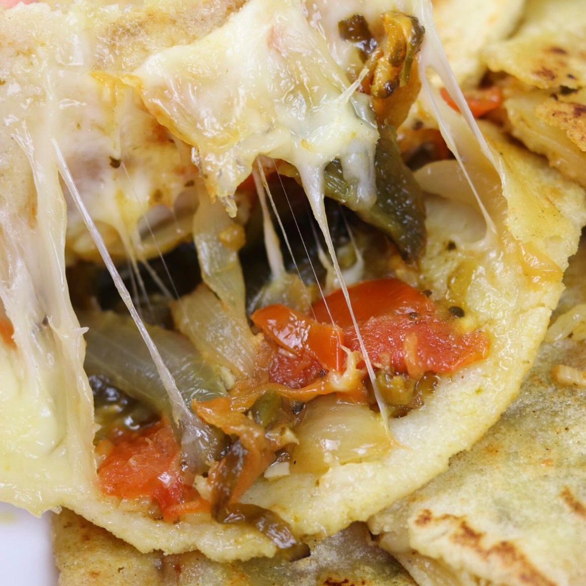 Mollete Rajas con Queso