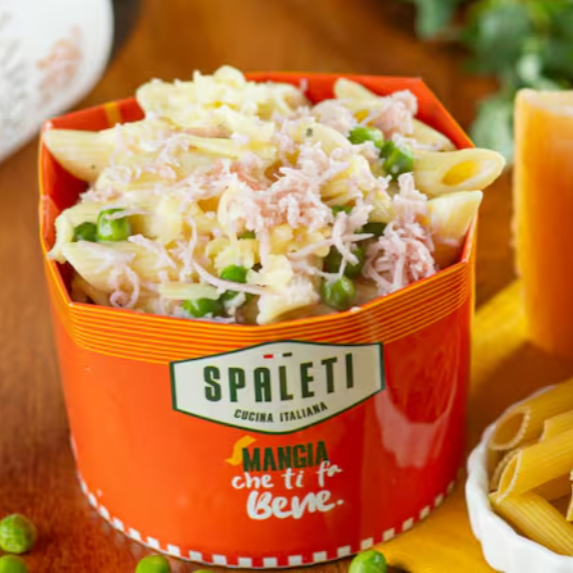 Penne ao molho branco com um toque especial de presunto, queijo muçarela e ervilha. Uma combinação clássica e saborosa para você se deliciar!
Que tal levar o Combo Completo? Veja nosso Esperienza Completa (Massa + Bebida + Sobremesa) na seção Promoções!