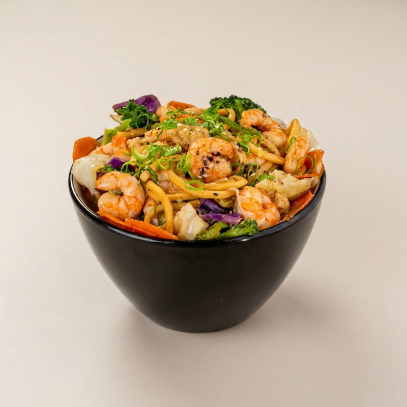 Macarrão salteado no óleo de gergelim com lindos e saborosos camarões, brócolis, repolho roxo e verde, cenoura e pimentões coloridos. Finalizado com nosso molho especial levemente adocicado, cheio de sabor em cada detalhe!