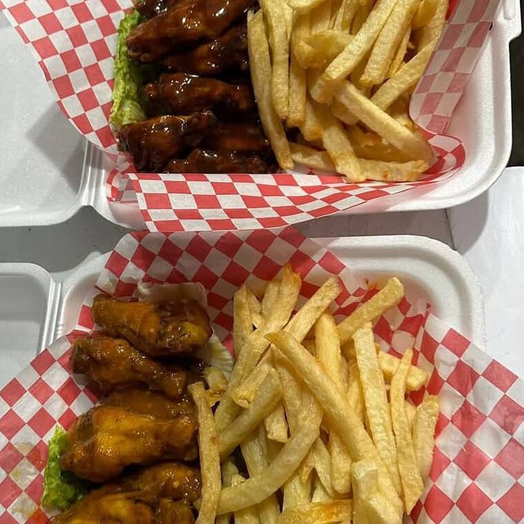 Alitas con Papas