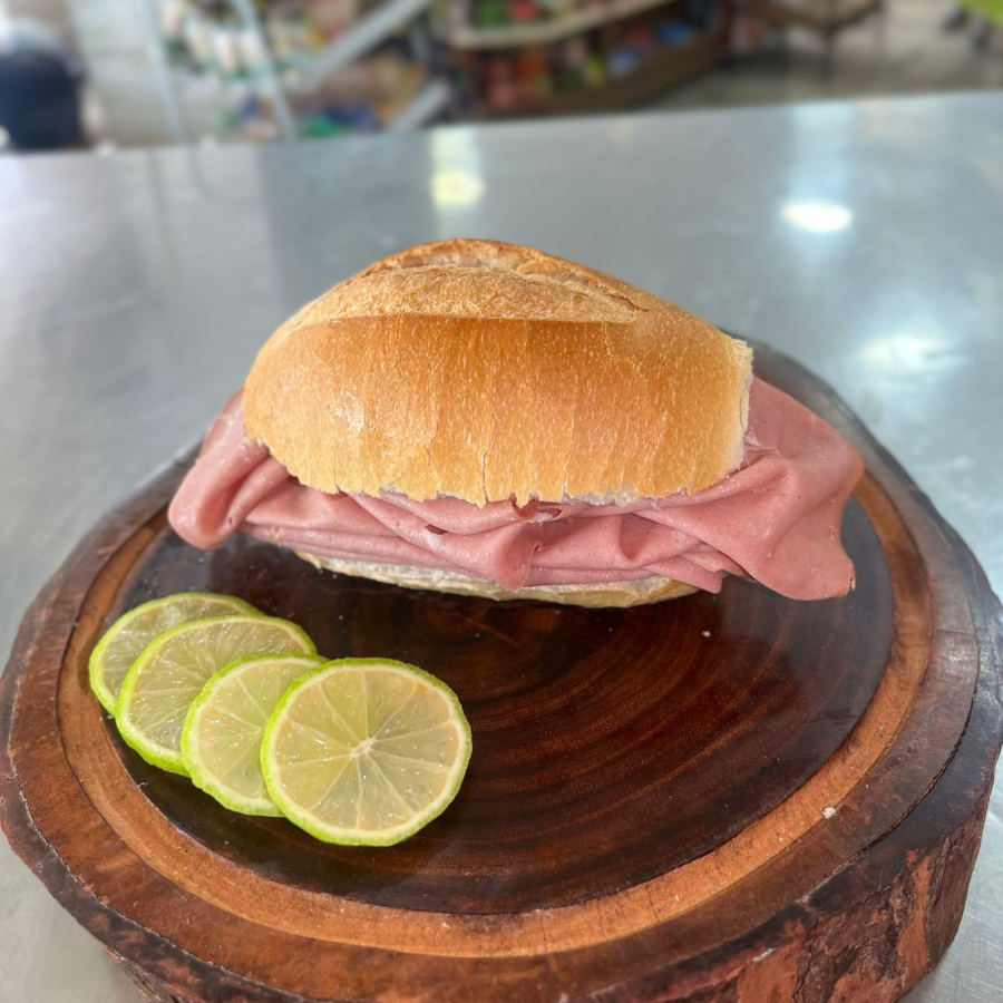 Pão Francês, Quatro Fatias Mortadela Defumada