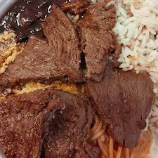 Não aceitamos alterações na marmita Arroz Feijão Macarrão Farofa frango frito