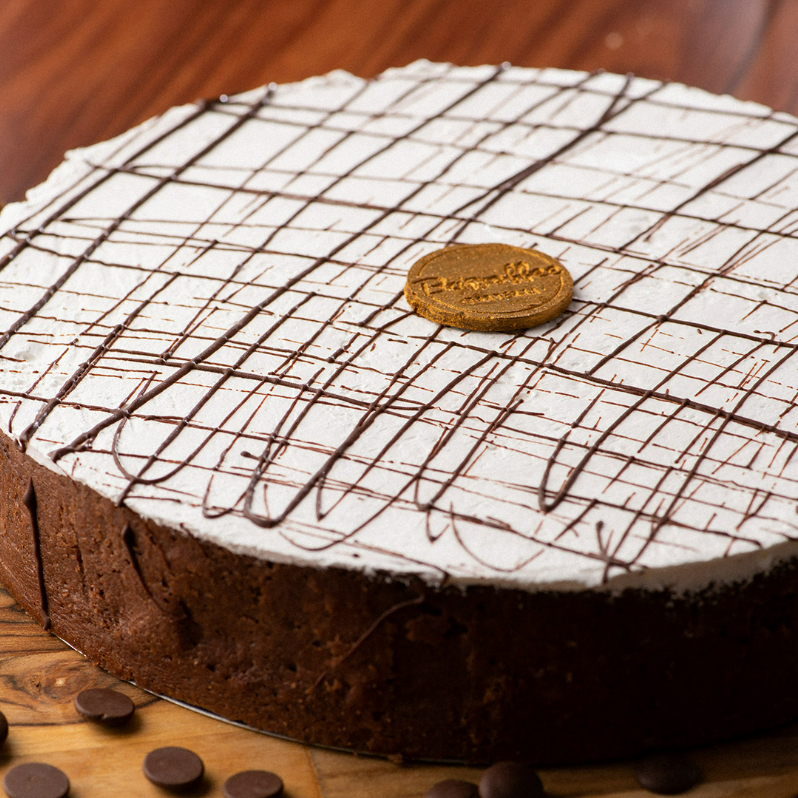 Massa caseira de chocolate,ganache de chocolate meio amargo, cocada caseira e chantininho.