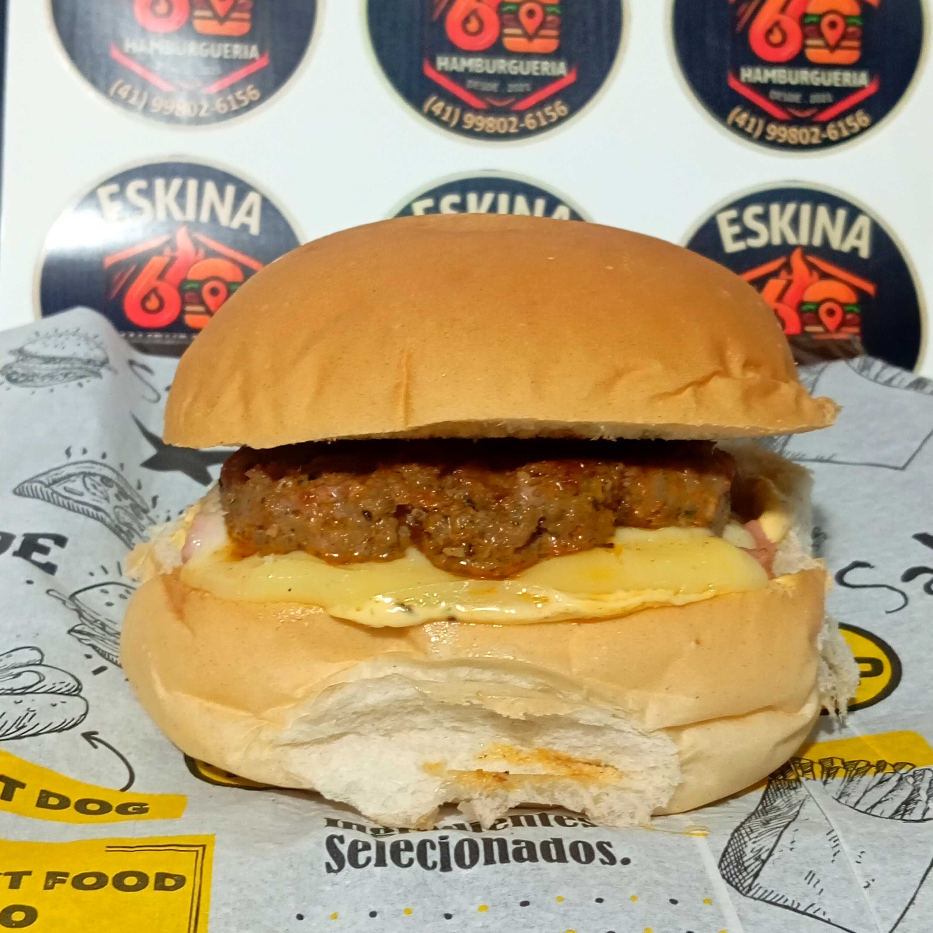 Hambúrguer suculento, queijo, presunto.