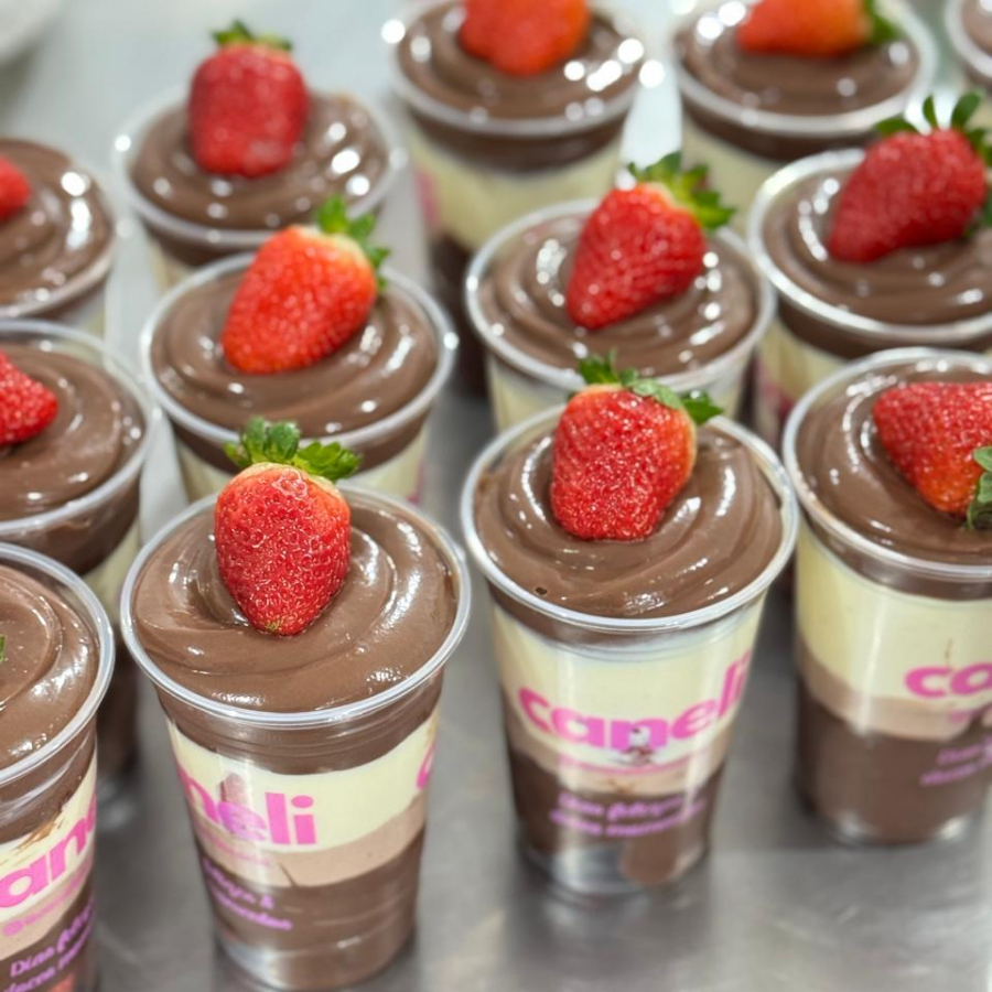 Mousse de chocolate, mousse de ninho, brigadeiro cremoso e morangos